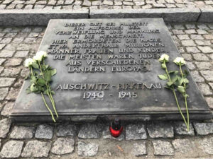 Auschwitz-Birkenau Gedenktafel zwischen den Krematorien 2 und 3