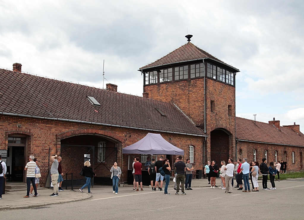 Besucher am Eingang zum Lager Birkenau