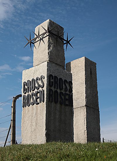 Gross-Rosen_Gedenkstein_Eingangsbereich